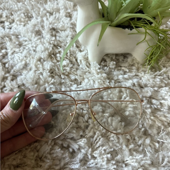 Chic Gold Aviator Glasses - Picture 2 of 3